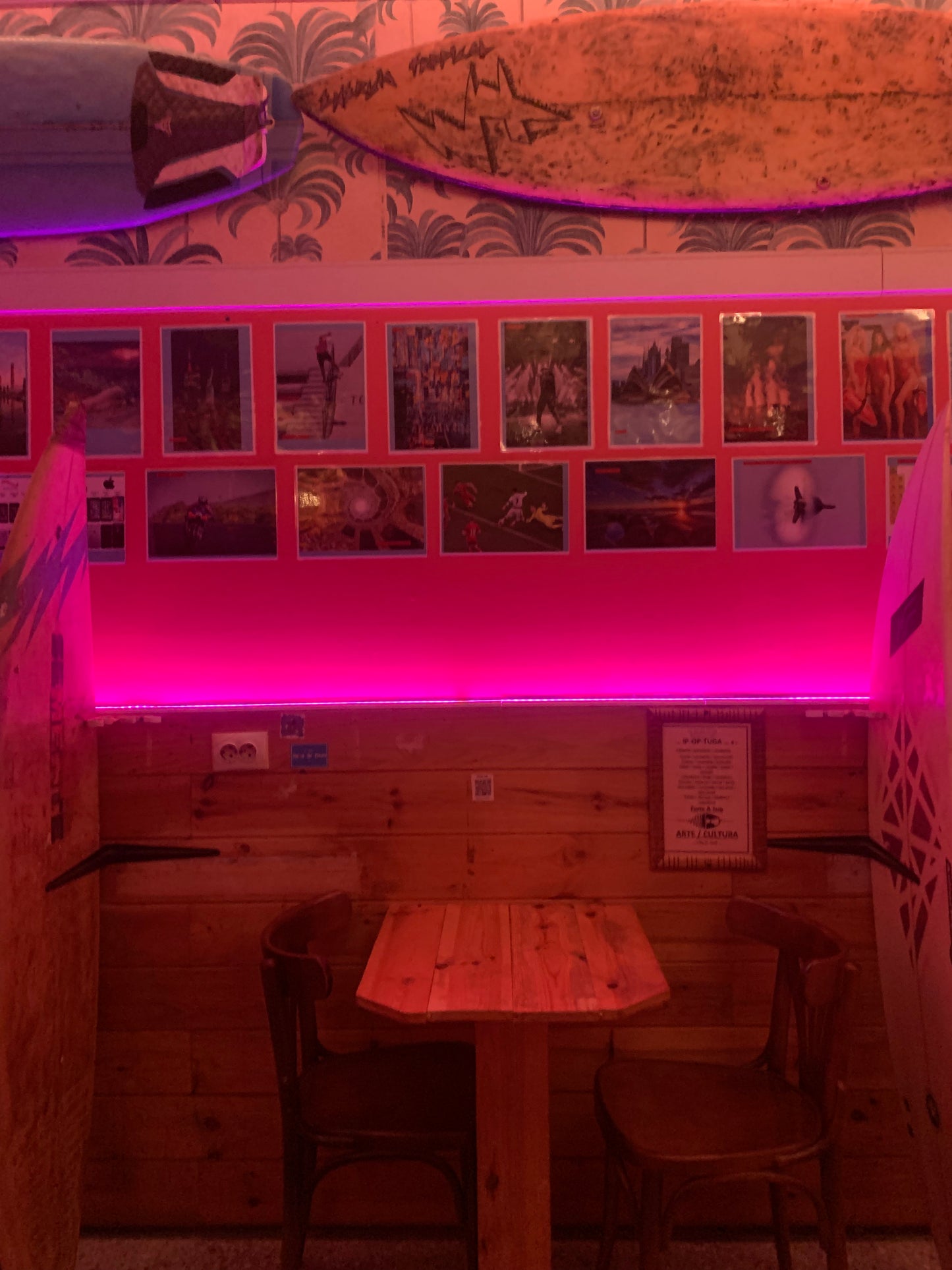 MESA # 8( 2 A 4 PAX )